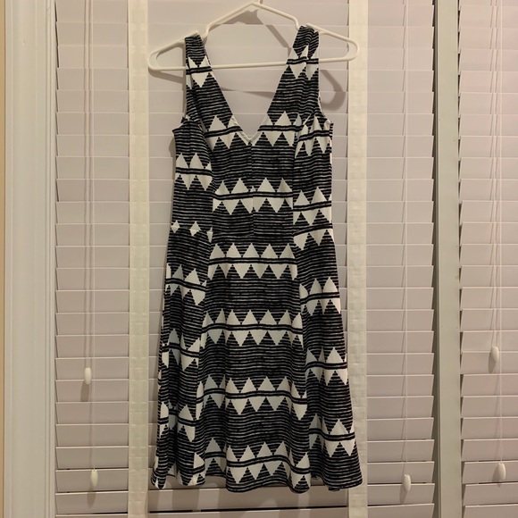 V-neck unique patterned dress - Picture 1 of 4